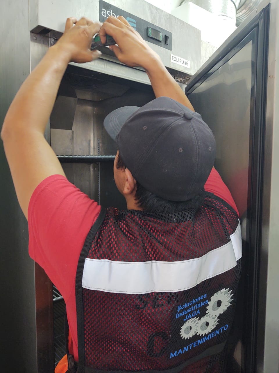 Cocina Industrial con Equipos de Refrigeración